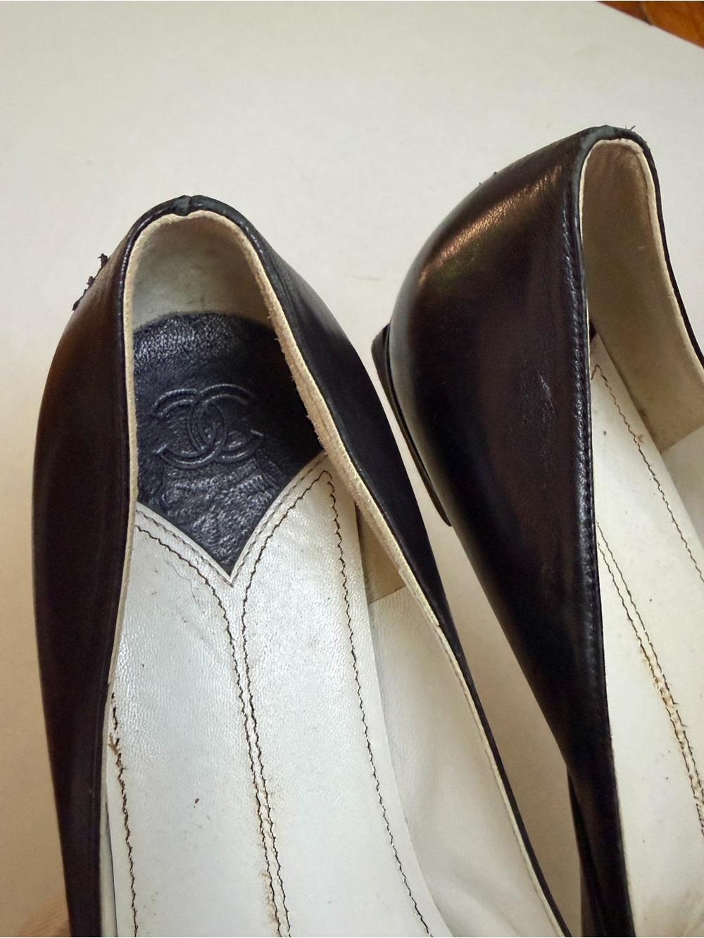 Chanel Lagerfeld Era Collar-Pin Flats with CC Logo Flats - Picture 6 of 7